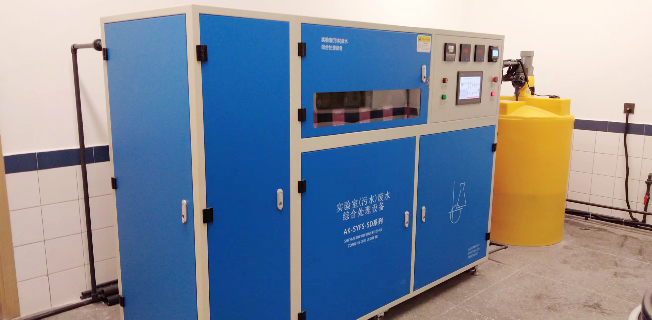 一、辽宁省种子培育实验室污水处理行业背景与政策要求 辽宁省是我国重要的粮食主产区和种子繁育基地,拥有辽宁省农业科学院种子研究所、沈阳农业大学种子培育中心等多家重点机构,在玉米、水稻、大豆等作物种子培育领域处于全国领先水平。随着《辽宁省科研机构污水处理管理办法》的实施,种子培育实验室被纳入重点监管范围,要求实验废水经处理达到 COD≤50mg/L、SS≤10mg/L、病原体去除率≥99.9% 的标准后,方可排放。辽宁省农业农村厅 2024 年发布的《种子产业高质量发展规划》明确要求,到 2025 年所有种子培育实验室必须配备专业化污水处理设备,未达标机构将暂停科研项目审批。 当前,辽宁省多数种子培育实验室采用简易污水处理装置,处理效果不佳,辽宁省农业实验室污水处理设备的专业化应用成为行业刚需,市场需求持续攀升。 二、辽宁省种子培育实验室污水主要成分解析 (一)生物污染物:种类多且传播风险高 种子培育实验涉及种子发芽试验、病虫害抗性鉴定、微生物接种等环节,产生的污水中含有大量植物病原菌(如水稻纹枯病菌、玉米大斑病菌)、昆虫虫卵、细菌(大肠杆菌、沙门氏菌)、真菌孢子等生物污染物。监测数据显示,未处理的污水中病原体数量每毫升超过 10^6 个,其中部分病原菌可通过水体传播,引发农作物病害大规模爆发。 (二)有机污染物:来源广泛且成分复杂 种子处理过程中使用的杀菌剂(如多菌灵、百菌清)、杀虫剂(如吡虫啉、噻虫嗪)、植物生长调节剂(如赤霉素、乙烯利)等,会随实验废水排出,形成有机污染物;同时,种子残留的蛋白质、淀粉、油脂等有机物,也会增加污水的 COD 负荷。辽宁省种子培育实验室污水 COD 浓度普遍在 300-1500mg/L,BOD5/COD 比值为 0.3-0.5,属于中等可生化降解污水。 (三)悬浮颗粒物:含量高且易堵塞设备 种子清洗、研磨、土壤栽培实验等环节会产生大量悬浮颗粒物,主要包括土壤颗粒、种子外壳、植物组织碎片等,SS 浓度可达 300-800mg/L。这类污染物易堵塞污水处理设备的管道和滤膜,导致处理系统效率下降甚至停机。 (四)酸碱与重金属:浓度低但危害突出 种子酸碱度测定、重金属胁迫实验等环节会产生少量酸碱废水(pH 值波动在 4-10 之间)和含重金属(铅、镉、汞)的废水,虽然浓度较低(重金属浓度 0.1-0.5mg/L),但长期排放仍会对土壤和水体造成累积污染,影响农作物生长和农产品质量安全。 三、辽宁省种子培育实验室污水处理核心难点 (一)生物污染物去除不彻底,安全风险突出 传统污水处理设备采用的紫外线消毒或氯消毒方式,对耐氯性病原菌和真菌孢子的去除率不足 90%,难以满足 99.9% 的标准要求。辽宁省某种子培育实验室曾因污水消毒不彻底,导致周边农田爆发水稻纹枯病,造成经济损失超 50 万元。 (二)水质波动大,处理系统适应性不足 种子培育实验具有季节性和批次性特点,不同实验项目产生的污水成分差异较大。例如,春季种子发芽实验期间,污水以生物污染物和悬浮颗粒物为主;夏季病虫害鉴定实验期间,污水则以有机污染物为主。传统处理设备采用固定工艺,难以适应这种动态变化,处理效果不稳定。 (三)设备占地面积受限,安装条件苛刻 辽宁省多数种子培育实验室建于科研园区内,场地空间有限,传统污水处理设备体积庞大、布局复杂,难以适应实验室的安装环境;同时,实验室对设备的噪声、异味排放有严格要求,传统设备运行时产生的噪音和异味会影响科研工作的正常开展。 (四)运维管理复杂,专业人才匮乏 种子培育实验室的污水处理设备需要定期维护、药剂更换和水质监测,传统设备的运维流程复杂,要求操作人员具备专业的环保知识。而多数实验室缺乏专职环保人员,导致设备常处于 “粗放式运行” 状态,处理效果难以保证。 四、艾柯种子培育实验室专用污水处理设备:精准解决方案 (一)高效消毒 + 生化处理组合,彻底去除污染物 艾柯针对种子培育实验室污水特点,采用 “预处理 + 生化处理 + 深度消毒” 一体化工艺。预处理单元采用高效格栅与沉淀池组合,去除 90% 以上的悬浮颗粒物;生化处理单元采用 A/O 工艺,通过好氧菌和厌氧菌协同作用,降解有机污染物,COD 去除率达 90% 以上;深度消毒单元采用 “紫外线 + 臭氧” 双重消毒技术,紫外线波长 254nm,臭氧浓度 0.5-1mg/L,可有效杀灭病原菌、真菌孢子等生物污染物,去除率达 99.99%,确保出水安全达标。 (二)智能自适应控制系统,应对水质波动挑战 设备搭载 PLC 智能控制系统,可实时监测污水的 COD、SS、pH 值、病原体数量等关键指标,根据水质变化自动调整工艺参数。例如,当生物污染物浓度升高时,系统会自动增加臭氧投加量和紫外线照射时间;当有机污染物浓度升高时,系统会自动延长生化反应时间,确保处理效果稳定。同时,设备配备远程监控功能,实验室工作人员可通过手机 APP 实时查看运行数据,实现无人值守管理。 (三)一体化紧凑设计,适配实验室安装环境 艾柯种子培育实验室专用污水处理设备采用封闭式一体化设计,将预处理、生化、消毒等多个处理单元集成于一个设备主体,占地面积仅为传统设备的 1/4。以 AK-ZZSY-05 系列为例,日处理量 0.5 吨的设备尺寸仅为 1.5m×1.0m×1.8m,可直接安装于实验室角落或地下室,无需单独建设污水处理间。设备运行时噪声低于 45 分贝,无异味排放,完全满足实验室的环保要求。 (四)低运维成本 + 简易操作,降低管理压力 设备自动化程度高达 98%,配备全自动药剂投加系统和在线清洗系统,无需专人值守,每周仅需 1 次例行检查;药剂消耗量比传统设备降低 35%,处理 1 吨污水的运行成本仅为 0.8-1.2 元,远低于行业平均水平。同时,设备具备完善的安全保护功能,包括漏水保护、过载保护、故障报警等,可有效避免操作失误引发的设备故障。 五、艾柯设备在辽宁省种子培育实验室的应用案例与成效 辽宁省某农业科学院种子培育实验室,主要开展玉米、水稻种子的遗传育种实验,实验废水含高浓度病原菌、有机污染物和悬浮颗粒物,COD 浓度达 800mg/L,SS 浓度 500mg/L,病原体数量每毫升超过 10^6 个,传统污水处理设备无法满足消毒要求。2024 年 3 月,该实验室引入艾柯 AK-ZZSY-05 系列污水处理设备,经过 6 个月稳定运行,处理后废水 COD 浓度降至 25mg/L 以下,SS 浓度低于 8mg/L,病原体去除率达 99.99%,各项指标均满足辽宁省地方标准,顺利通过环保验收。 实验室负责人表示:“艾柯设备体积小、操作简单,完美适配我们实验室的安装环境。设备运行稳定可靠,不仅解决了污水处理难题,还大幅降低了我们的管理压力和运维成本。” 截至 2025 年 10 月,艾柯种子培育实验室专用污水处理设备已在辽宁省 28 家种子培育机构投入使用,累计处理污水超过 8000 吨,出水达标率 100%,成为辽宁省农业实验室污水处理设备在种子培育领域的标杆产品。 六、行业发展趋势与选型建议 未来,辽宁省种子培育实验室污水处理将朝着 “智能化、小型化、生态化” 方向发展,具备实时监测、远程运维、资源回收功能的设备将成为市场主流。实验室在选型时应重点关注:一是设备的生物污染物去除能力,确保消毒效果达标;二是设备的适配性,符合实验室的安装环境和操作需求;三是设备的运维成本,避免增加科研经费负担。 艾柯凭借在实验室污水处理领域的丰富经验,针对种子培育实验室的特殊需求,定制开发的专用设备已通过辽宁省农业农村厅的推荐认证。未来,艾柯将继续加大技术研发投入,推动种子培育实验室污水处理技术升级,助力辽宁省种子产业高质量发展。